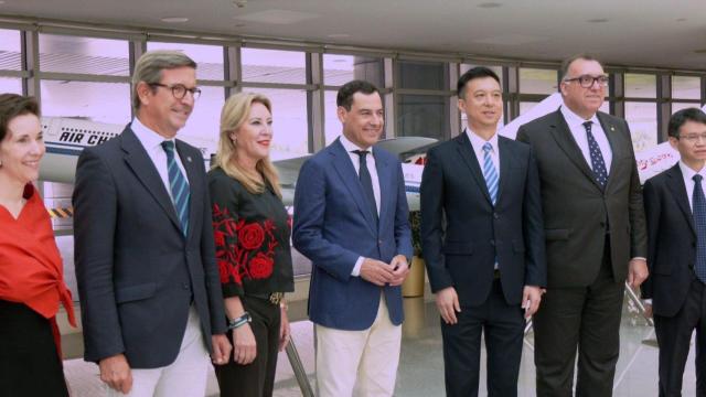 Reunión de la delegación andaluza encabezada por el presidente de la Junta, Juanma Moreno, con directivos de Air China en Pekín