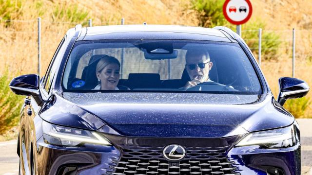 El rey Felipe, al volante del Lexus RX híbrido enchufable, junto con la infanta Cristina.