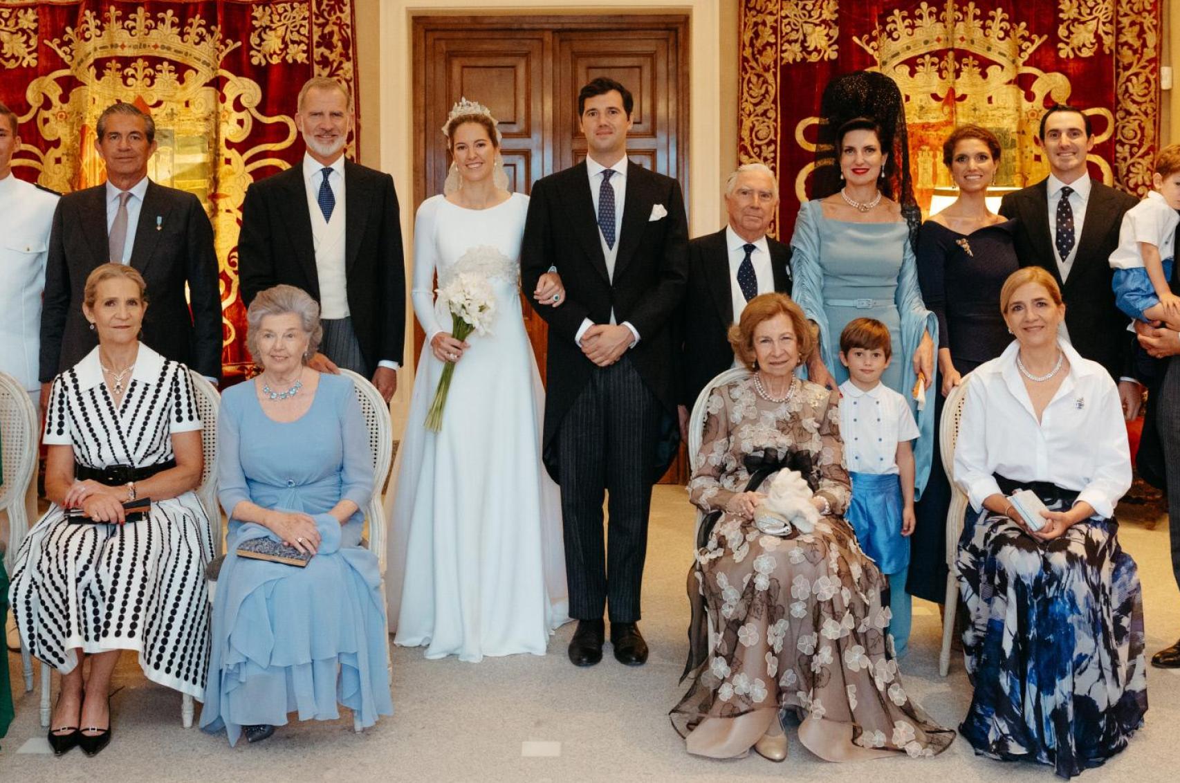 La foto oficial de los novios con su familia, Felipe VI, la reina Sofía y las Infantas.