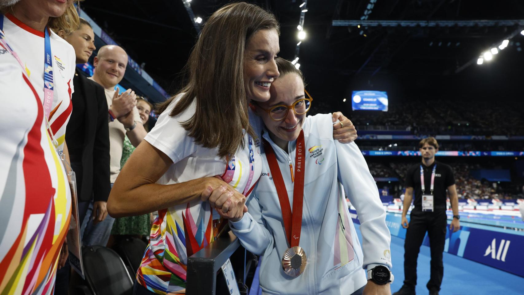 La Reinaa abraza a la nadadora María Delgado tras conseguir su medalla de bronce.