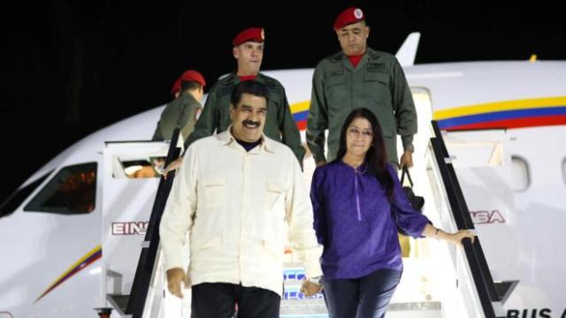 Nicolás Maduro junto a su esposa, Cilia Flores, descienden del avión presidencial en una imagen de archivo.