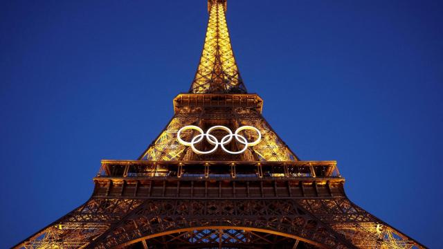 Los anillos olímpicos en la Torre Eiffel en el centro de la polémica.