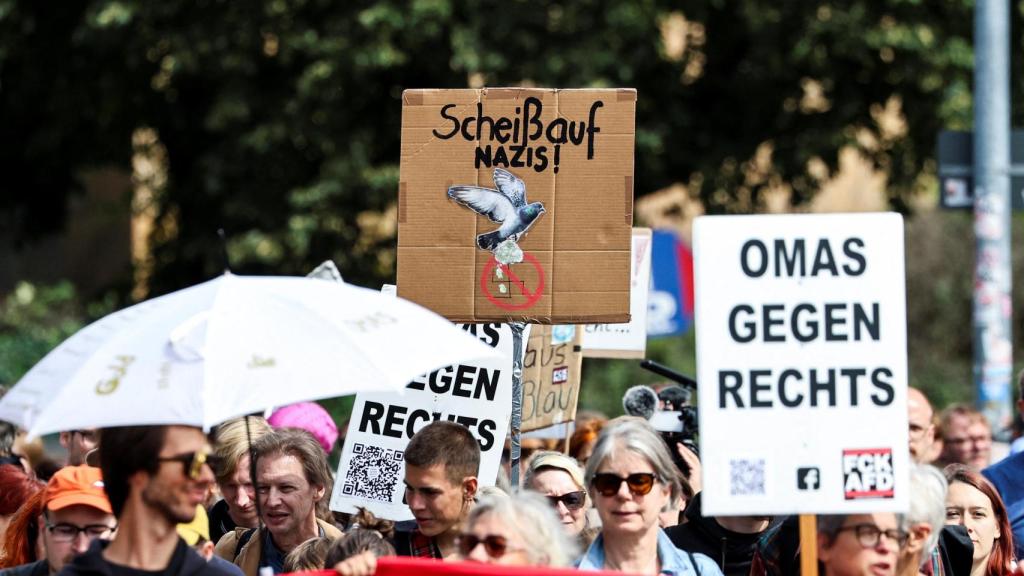 Manifestantes participan en la protesta tu voz contra la derecha contra la Alternativa para Alemania (AfD), antes de las elecciones estatales en Sajonia y Turingia, en Erfurt, Alemania.