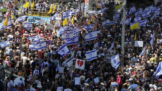 Miles de israelíes en las calles de Tel Aviv este lunes durante la huelga general.