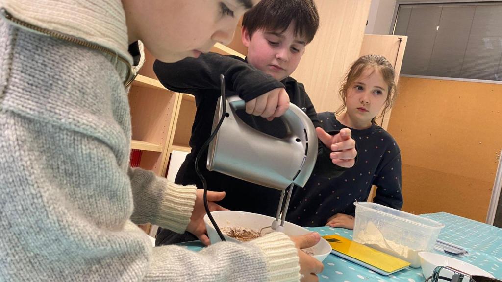 Niños en un taller de repostería