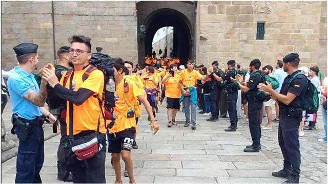 Llegada de jóvenes con autismo a la Praza do Obradoiro, en Santiago.