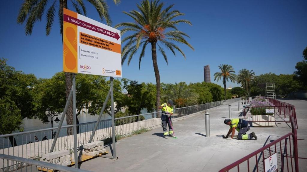 Instalación de toldos en el Paseo Marqués de Contadero.