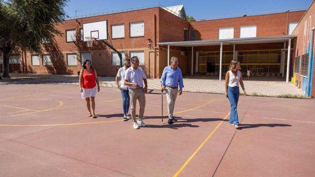 El alcalde, José Luis Sanz, de visita en las pistas deportivas de uno de los colegios de Sevilla.