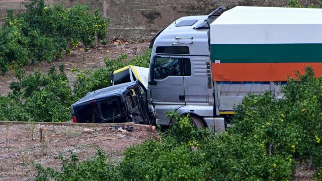 Vista general del camión que ha ocasionado el accidente.