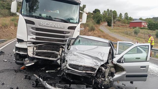 Colisión entre un turismo y un camión en Ourense.