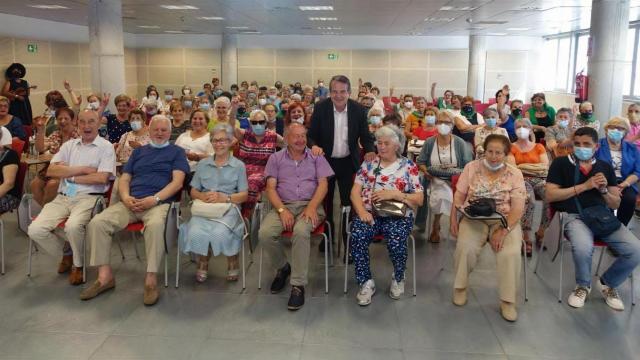 Abel Caballero junto a los usuarios del programa formativo de mayores.