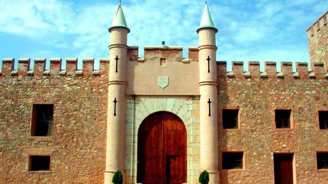 Fachada principal de la masía fortificada en Castellón. La Masía de San Juan