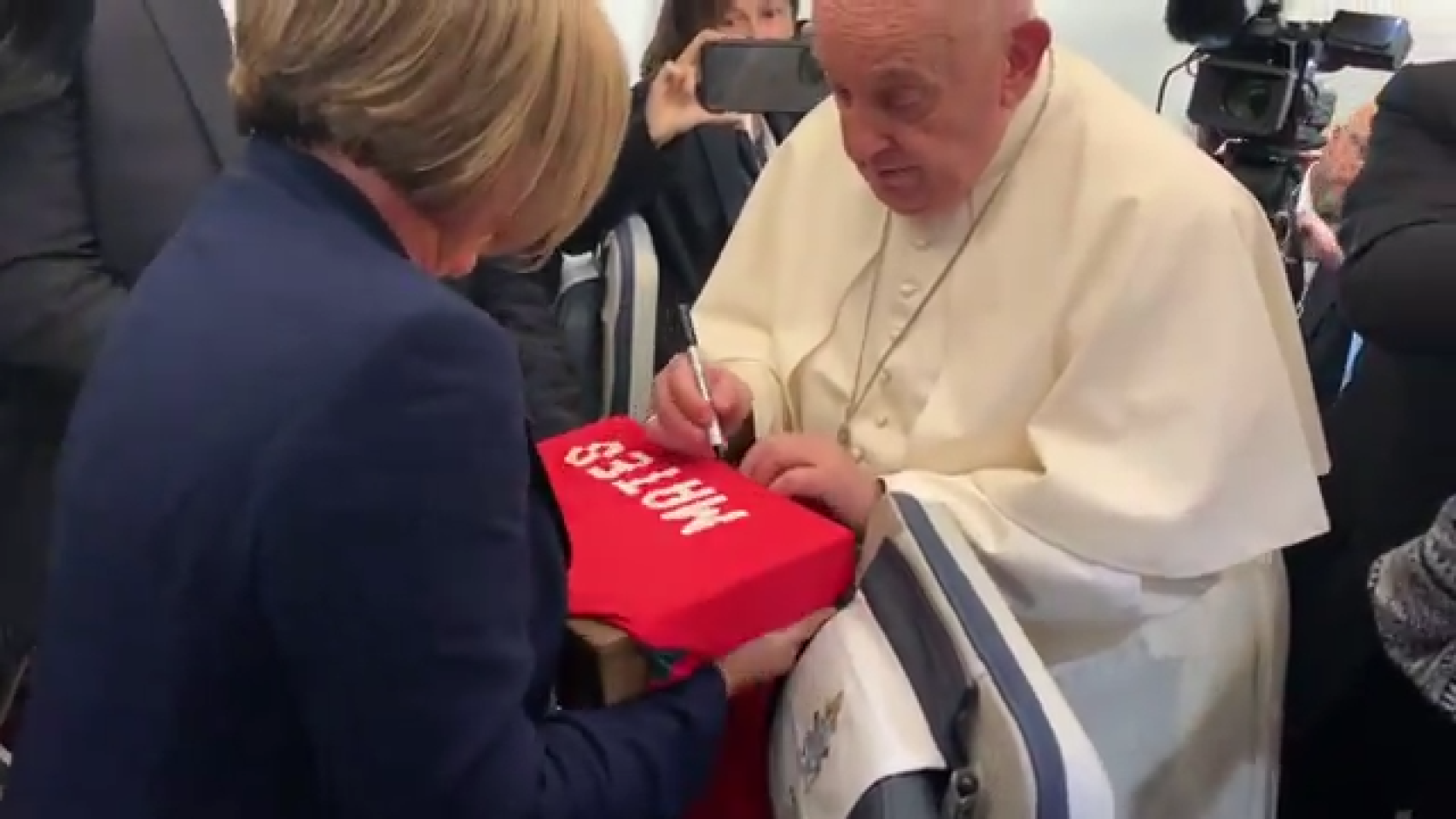 El papa Francisco recibiendo la camiseta de Mateo, el niño asesinado en Mocejón.