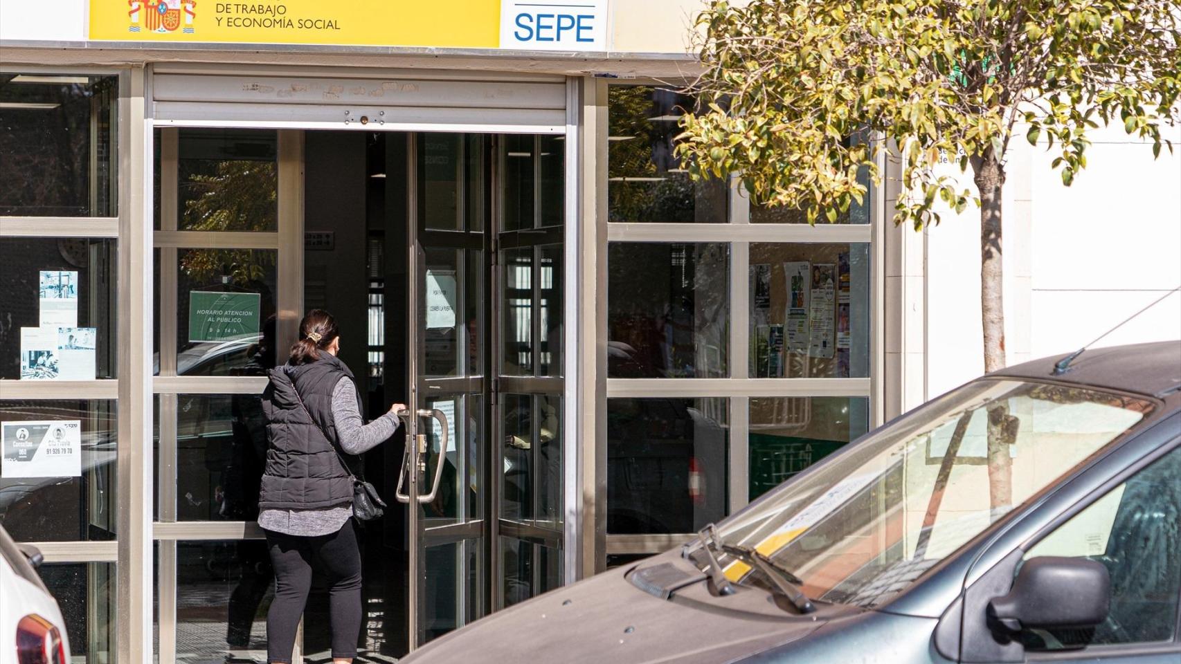 Un persona entrando en una oficina del (SEPE). Francisco J. Olmo/EP