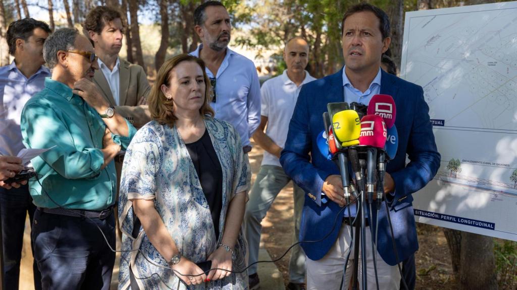 El alcalde de Toledo, Carlos Velázquez, ha visitado las obras un año después de la última DANA que arrasó Azucaica.