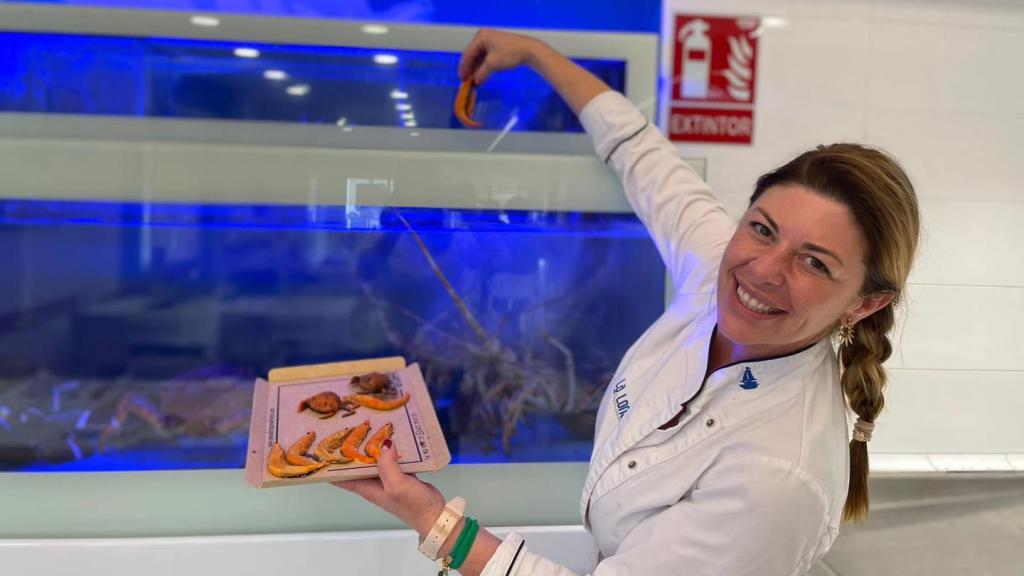 Pepa García prepara un plato de marisco en el restaurante La Lonja.