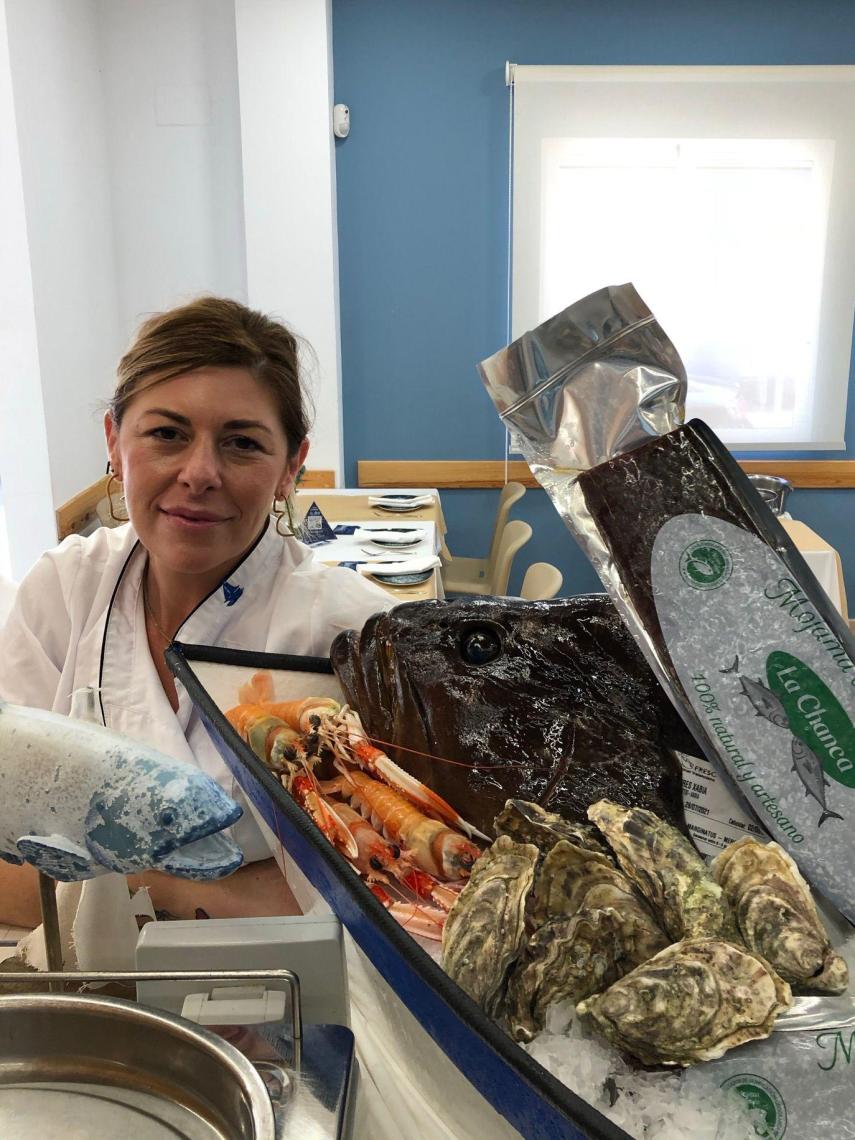 Pepa García posa junto a varios productos del restaurante La Lonja.