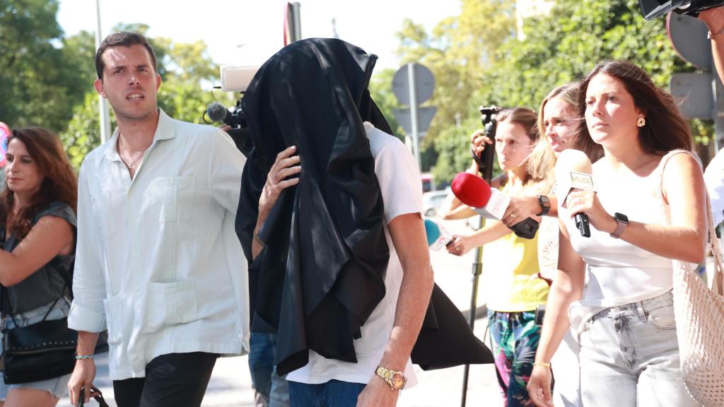 Candi se cubre el rostro a la salida de los juzgados de Sevilla.