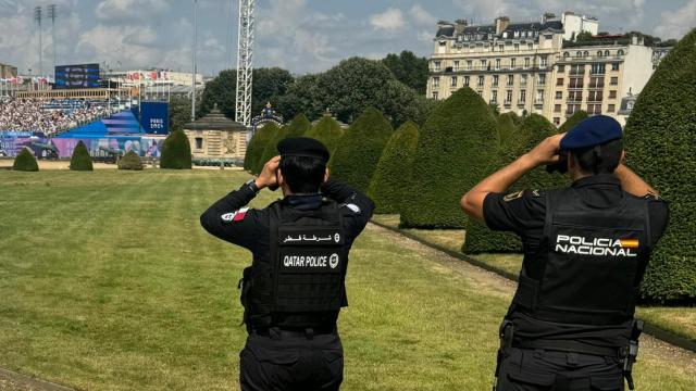 El agente de la Policía Nacional (izquierda) en París.