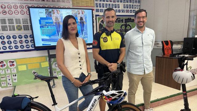 Los concejales María Bonmatí y Claudio Guilabert con Julio Fernández, de la escuela de Educación Vial.