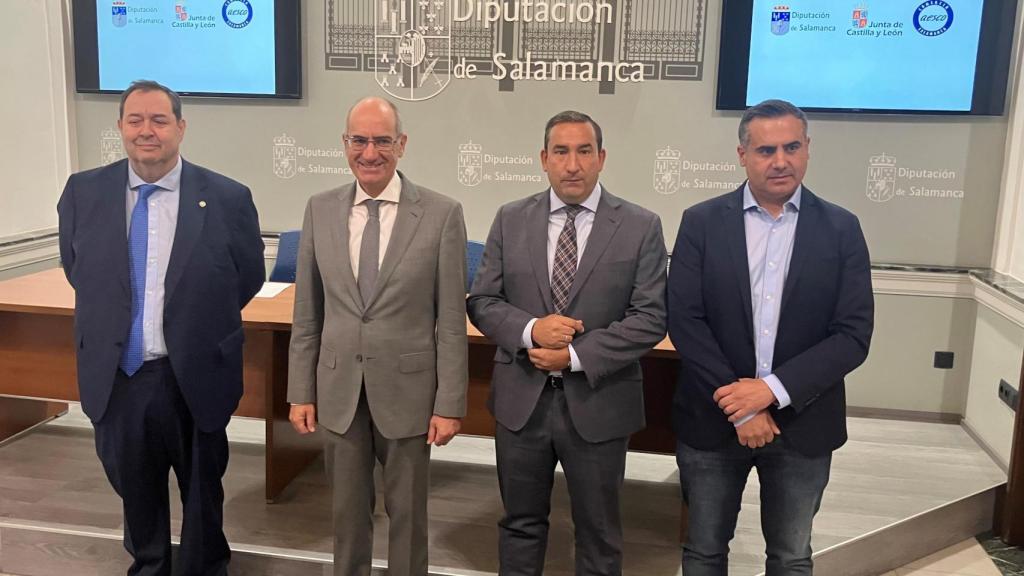 El presidente de la Diputación de Salamanca, Javier Iglesias, presentó hoy junto al delegado territorial, Eloy Ruiz, la tercera edición de los Bonos de Proximidad Salamanca Comercio Rural