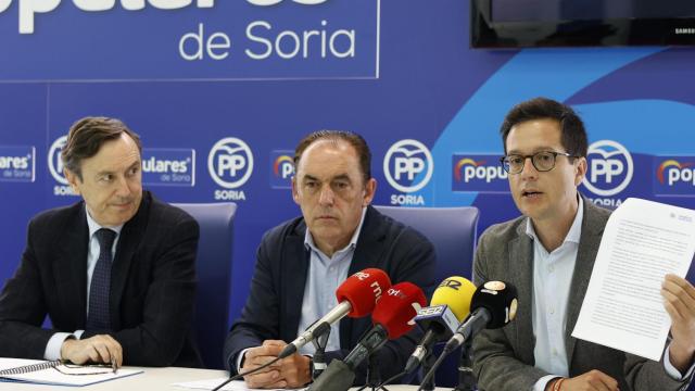 Presentación de la iniciativa parlamentaria en el Congreso de la adopción efectiva e inmediata de las ayudas de finalidad regional en Soria a cargo del portavoz adjunto del PP en el Congreso, Rafael Hernando; el presidente del PP de Soria, Benito Serrano y el diputado por Soria, Tomás Cabezón, el pasado mes de mayo