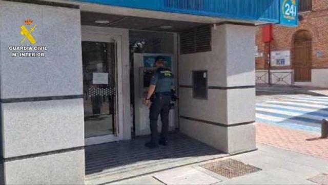 Guardia civil en cajero de Boecillo