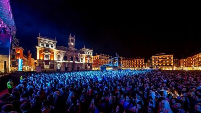 Miles de personas disfrutando en la Plaza Mayor de un concierto