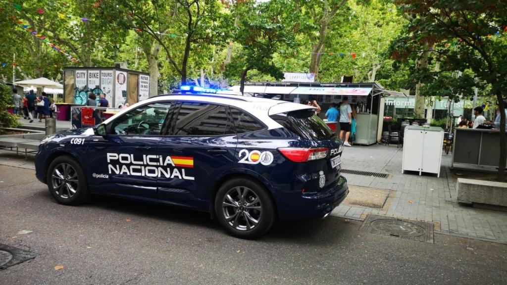 La Policía Nacional en la zona de la Feria de Día de la Acera Recoletos