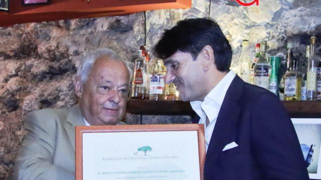 Diego Ventura recibió el premio de manos del consejero Santonja