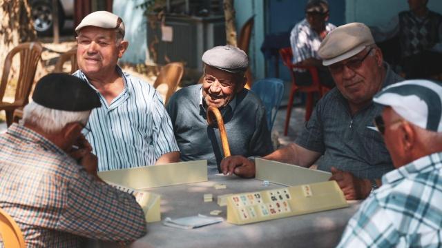 Unas personas mayores juegan.