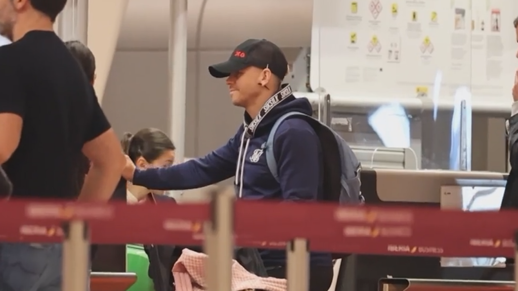 Dabiz Muñoz haciendo cola en un aeropuerto.