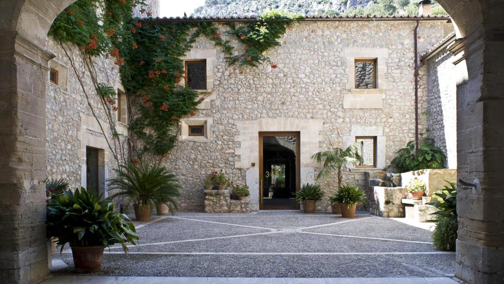 El edificio central ocupa el que un monasterio jesuita del siglo XVIII.