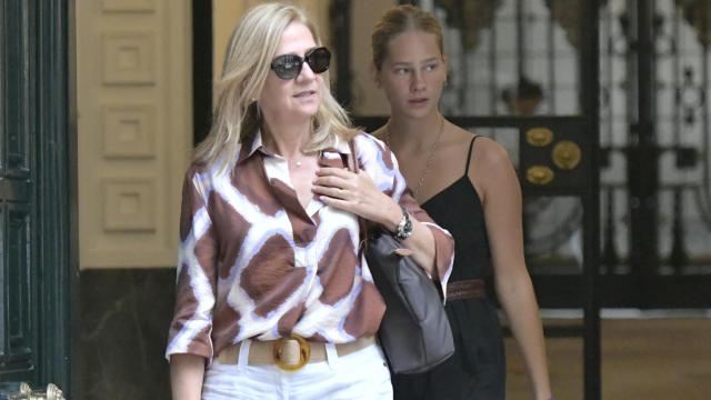 La infanta Cristina e Irene Urdangarin en el atelier de Lorenzo Caprile.