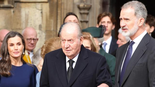 Los reyes de España, Letizia y Felipe VI, junto al emérito Juan Carlos en una fotografía tomada en febrero de 2024.