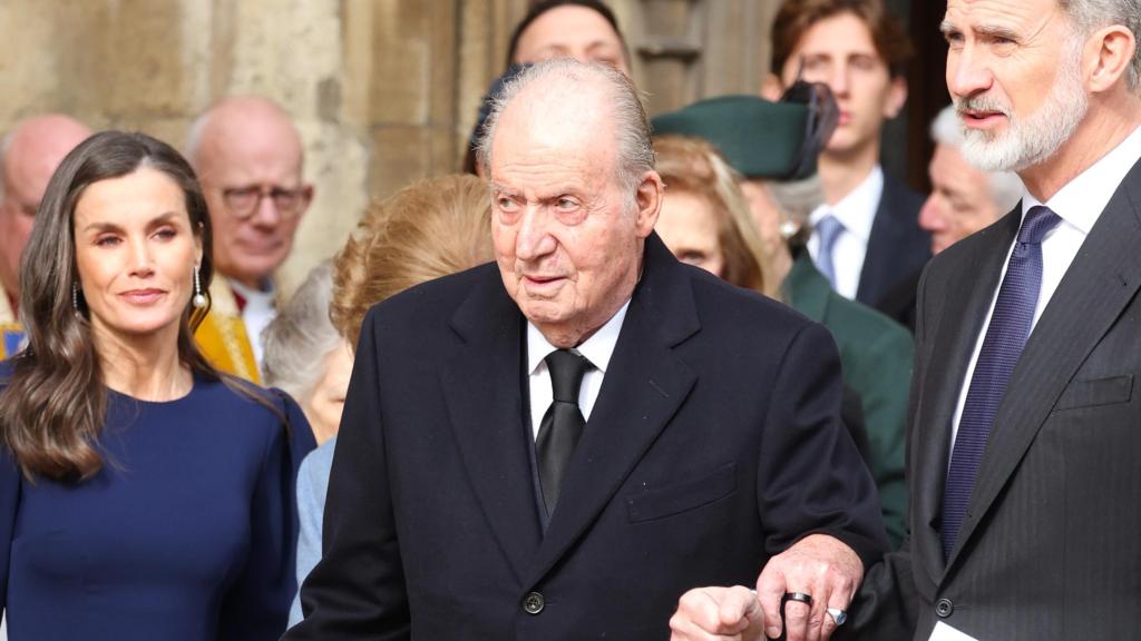 Juan Carlos I regresa a España para dar el último adiós a Juan Gómez-Acebo: el día en que coincidirá con Felipe y Letizia