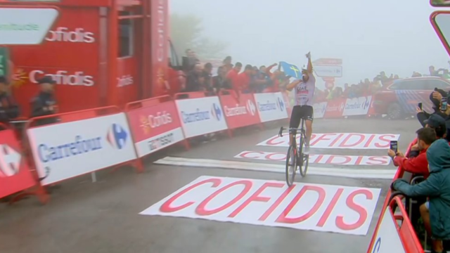 Marc Soler, celebra su victoria en La Vuelta.