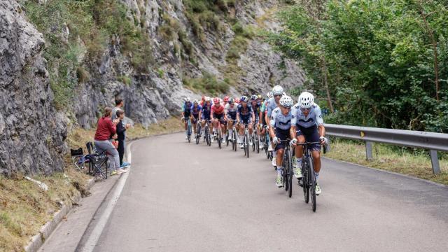 El pelotón durante la última etapa de La Vuelta.