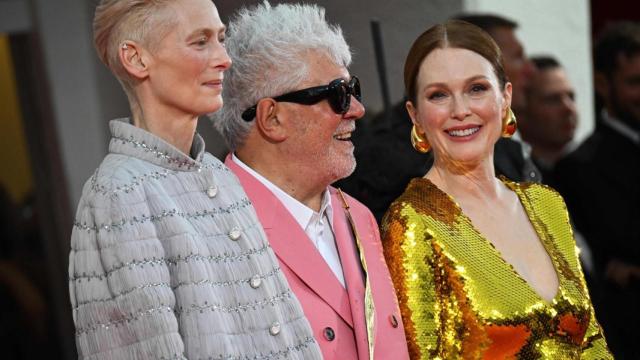 Tilda Swinton, Pedro Almodóvar y Julianne Moore, en la premier de 'La habitación de al lado' en el Festival de Venecia.