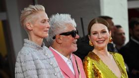 Tilda Swinton, Pedro Almodóvar y Julianne Moore, en la premier de 'La habitación de al lado' en el Festival de Venecia.