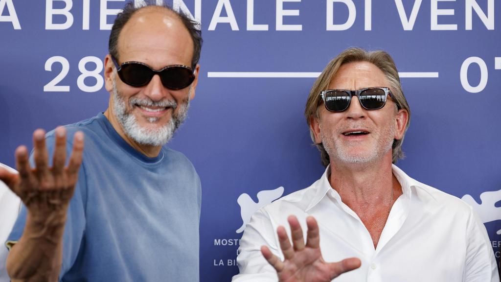 El cineasta Luca Guadagnino y el actor Daniel Craig posan en el photocall del Festival de Venecia, que celebra su 81ª edición en 2024.