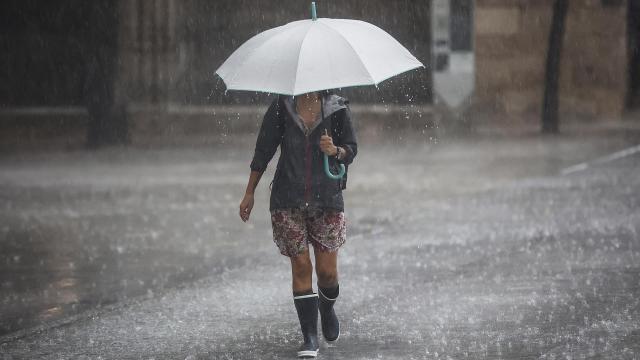 Una mujer con un paraguas en plena tormenta