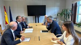 El alcalde de Talavera, José Julián Gregorio, se ha reunido este martes con el director general de Carreteras del Ministerio de Transportes, Juan Pedro Fernández.