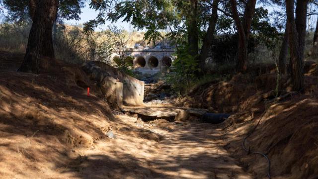 Los trabajos consisten en la construcción de un arenero donde se depositen los arrastres que  trae el agua del arroyo Villagómez cuando llueve.