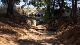 Los trabajos consisten en la construcción de un arenero donde se depositen los arrastres que  trae el agua del arroyo Villagómez cuando llueve.