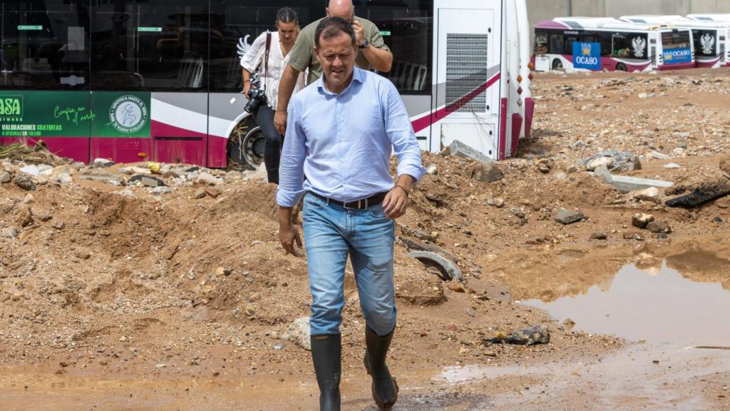 El alcalde de Toledo, Carlos Velázquez, visitaba las instalaciones de Unauto hace ahora un año, destrozadas paor el barro y el lodo.