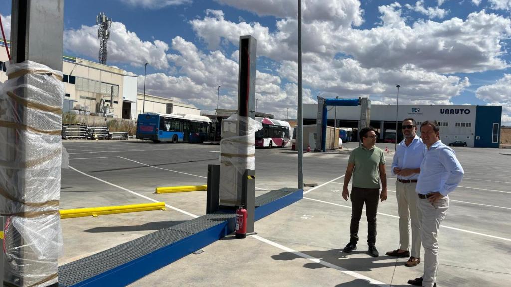 El alcalde de Toledo, Carlos Velázquez, ha visitado hoy las instalaciones de Unauto un año después de que quedaran destrozadas por el agua, el barro y el fango.