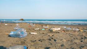 Imagen de archivo de una playa española repleta de residuos plásticos.