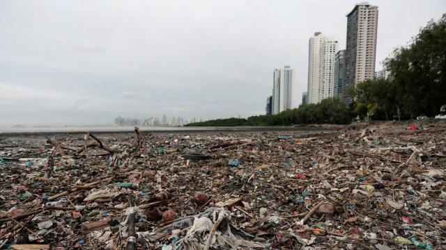 Contaminación por plásticos en la playa de Ciudad de Panamá.