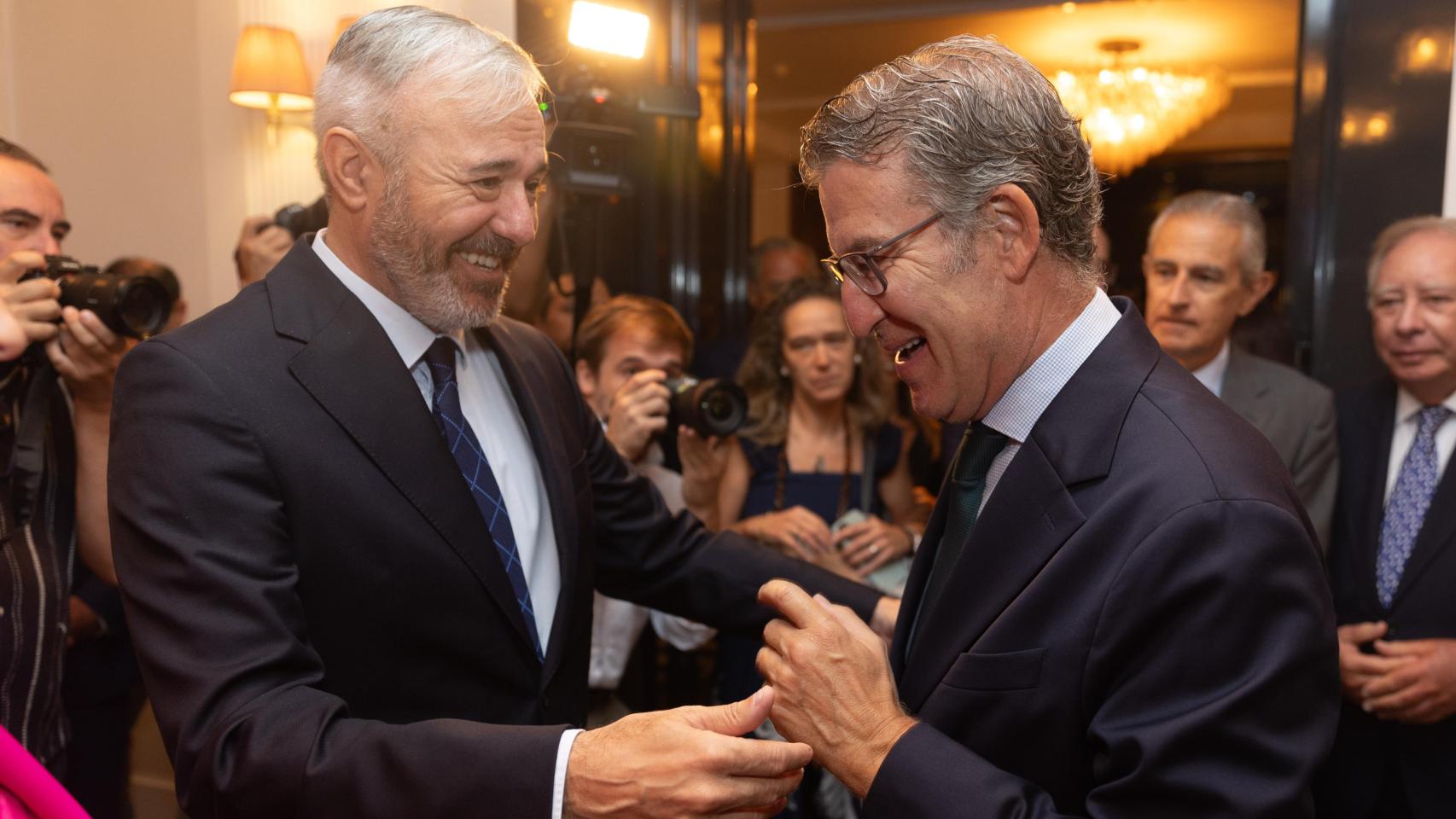 Jorge Azcón, presidente de Aragón, saluda a Alberto Núñez Feijóo, presidente del PP, este martes en un desayuno informativo en Madrid.